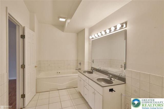 1946 Kyle Drive, Stroudsburg, PA 18360