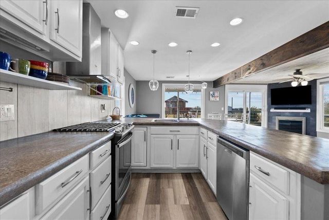 6931 W Holiday Street, Hitchcock, TX 77563