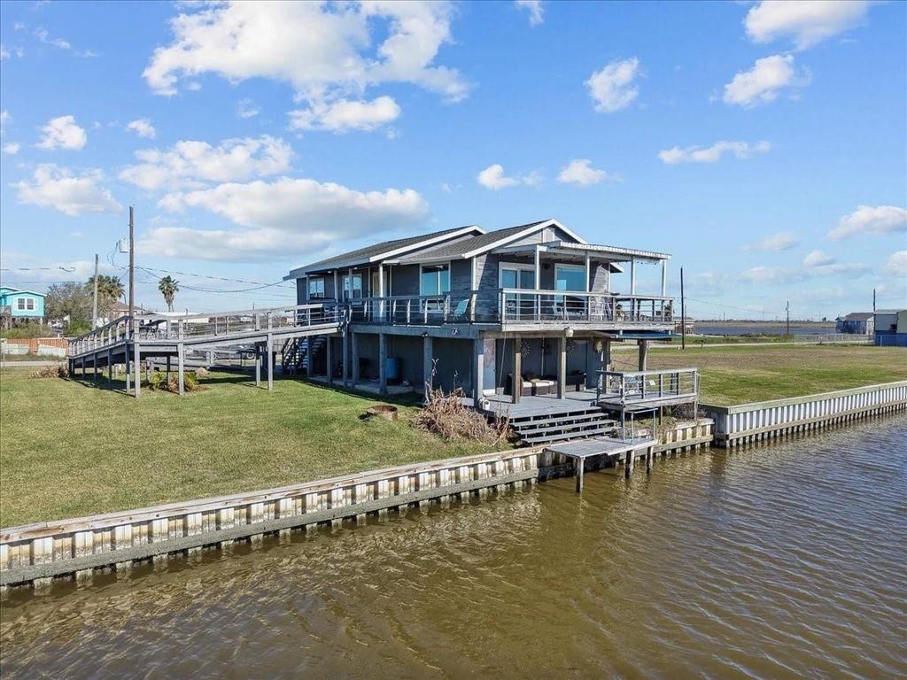 6931 W Holiday Street, Hitchcock, TX 77563