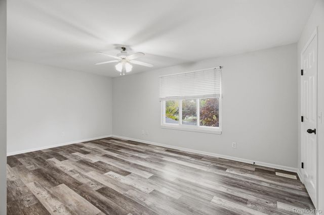 16842 Edloytom Way, Clinton Charter Township, MI 48038