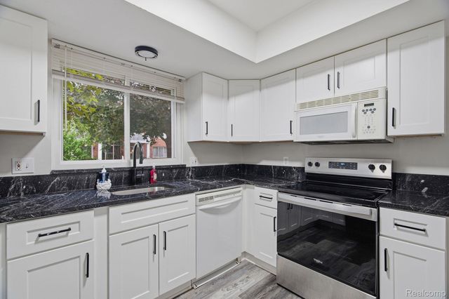 16842 Edloytom Way, Clinton Charter Township, MI 48038