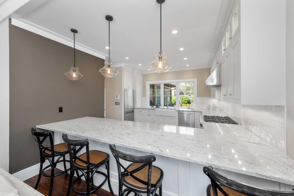 Image 10 of property listing at 6 Rosedale Drive, Charleston, SC 29407