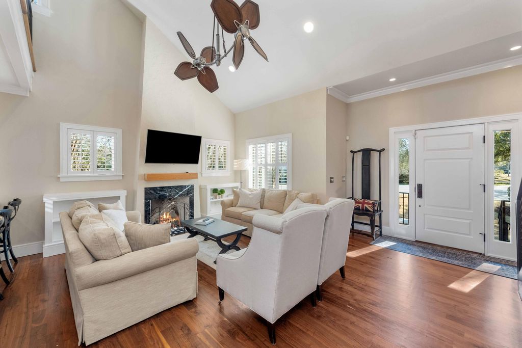 Image 13 of property listing at 6 Rosedale Drive, Charleston, SC 29407