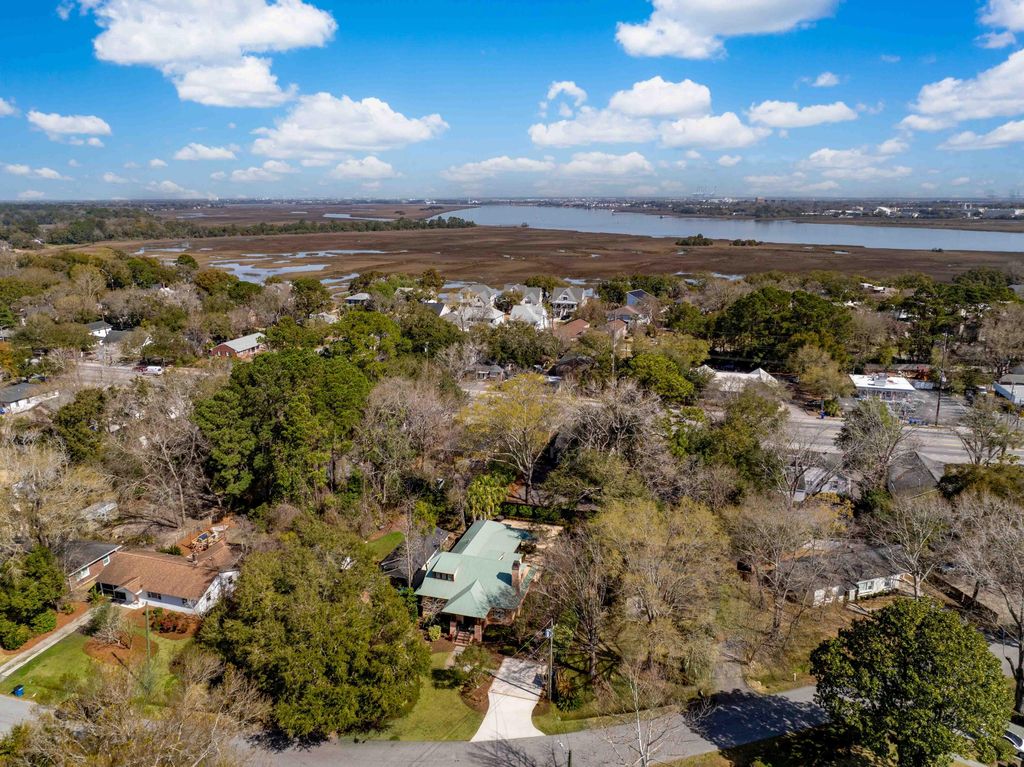 Image 4 of property listing at 6 Rosedale Drive, Charleston, SC 29407