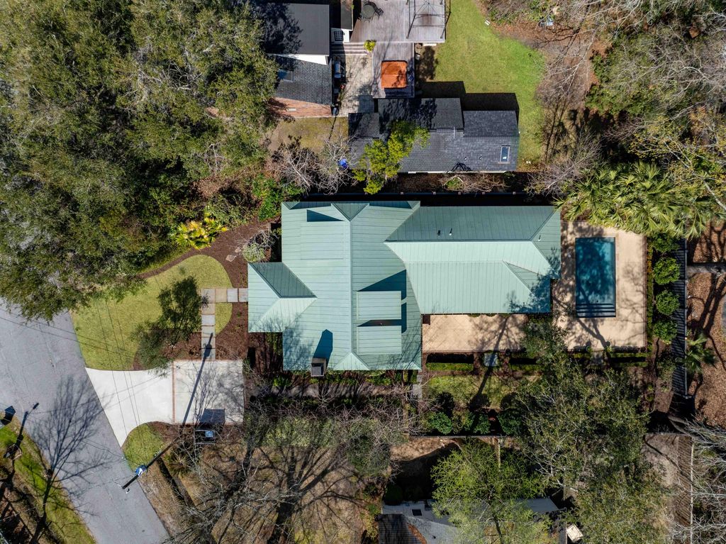 Image 5 of property listing at 6 Rosedale Drive, Charleston, SC 29407