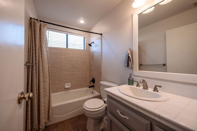 18566 Milford Dr, Lockeford, CA 95237