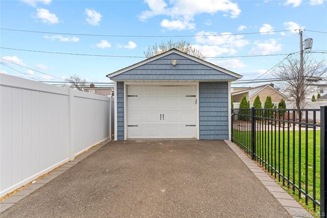 960 Clyde Road, North Baldwin, NY 11510