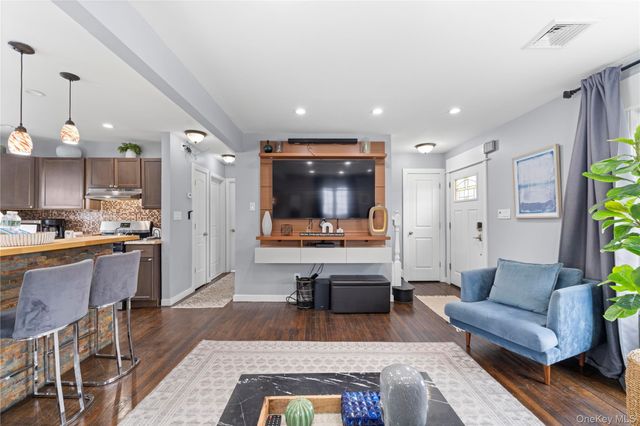 960 Clyde Road, North Baldwin, NY 11510