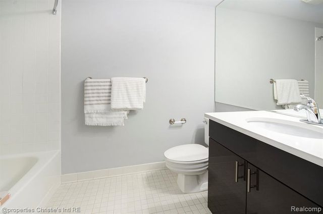 3320 Spinnaker Lane 15B, Detroit, MI 48207