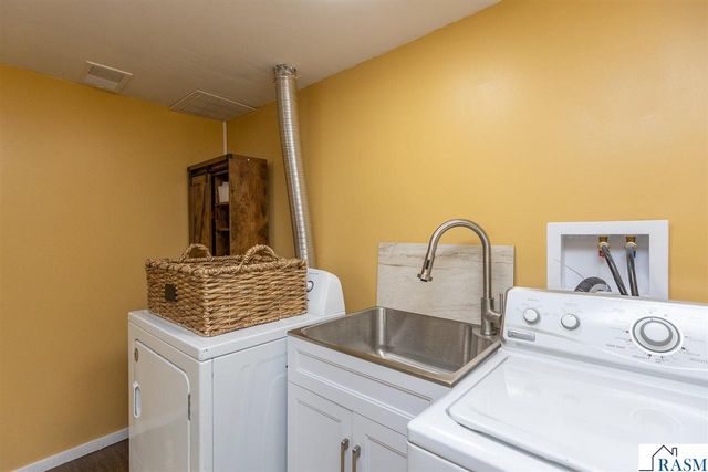 301 Nottingham Court, North Mankato, MN 56003