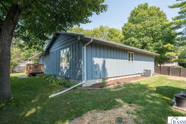 301 Nottingham Court, North Mankato, MN 56003