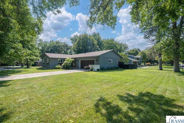 301 Nottingham Court, North Mankato, MN 56003