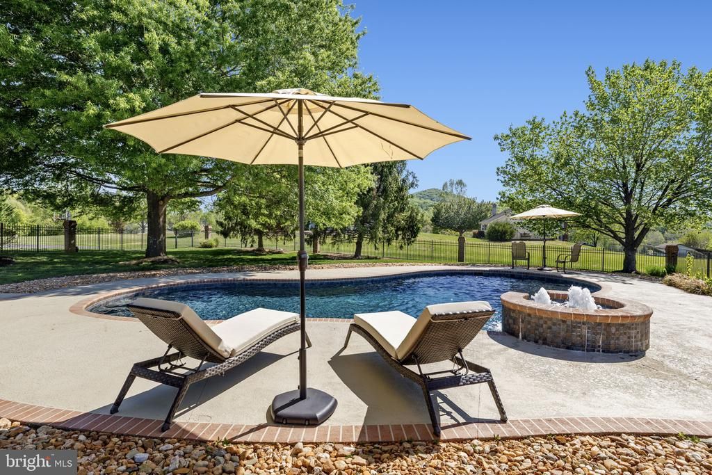 64 ROLLING GREEN LN, Brightwood, VA 22715