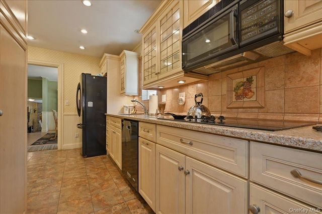 40 Bayview Avenue, Amityville, NY 11701