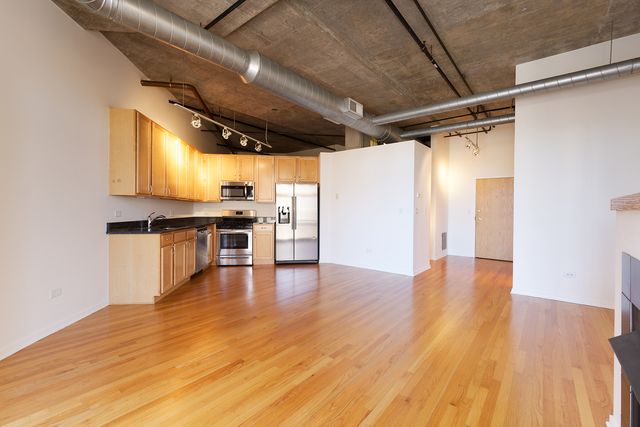 933 W Van Buren Street 821, Chicago, IL 60607