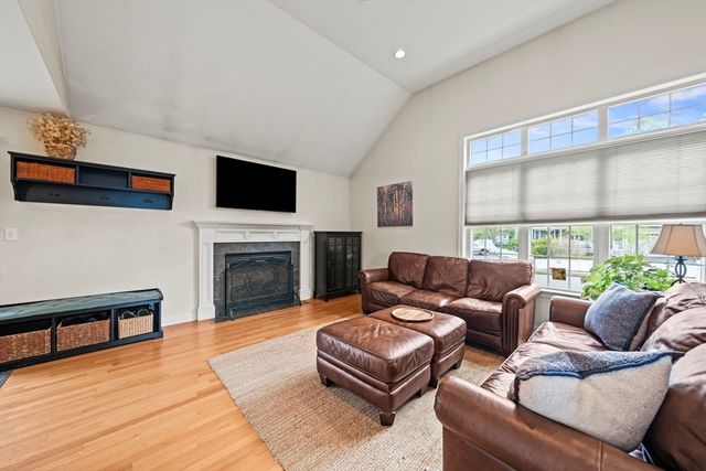 2 O'connor Lane, Woburn, MA 01801