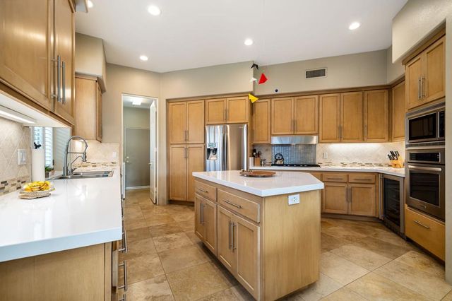 65 Laken Lane, Palm Desert, CA 92211