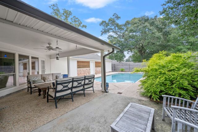 2109 Fairway Dr, Baton Rouge, LA 70809