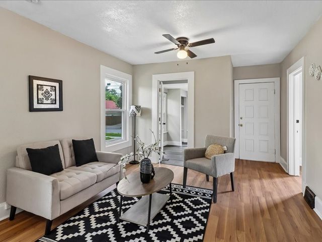 3216 SW 13th Street, Des Moines, IA 50315