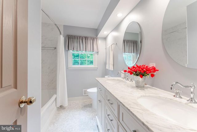 8130 SAXONY DR, Annandale, VA 22003