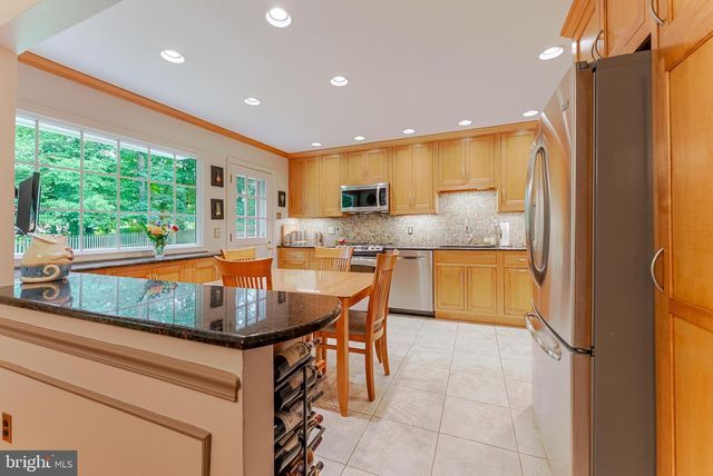 8130 SAXONY DR, Annandale, VA 22003