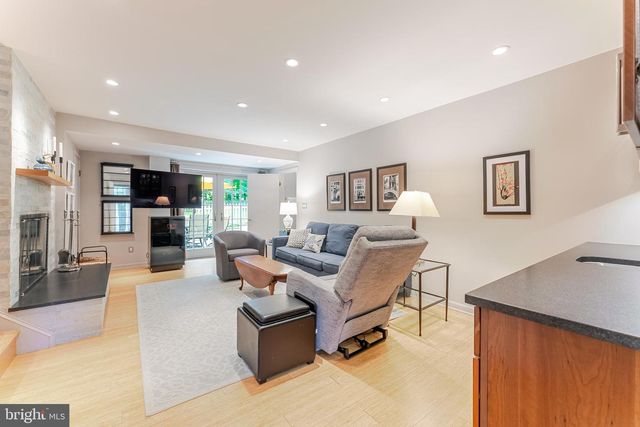 8130 SAXONY DR, Annandale, VA 22003