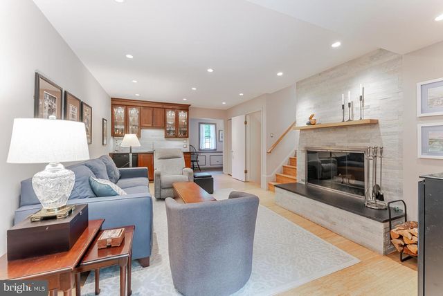 8130 SAXONY DR, Annandale, VA 22003