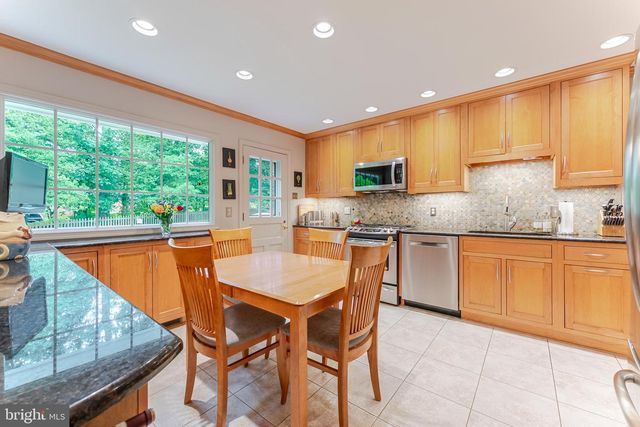 8130 SAXONY DR, Annandale, VA 22003