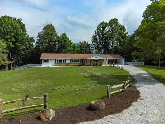 468 Deer Park Lake Road, Spruce Pine, NC 28777