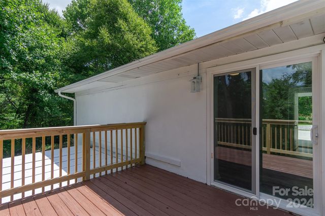 468 Deer Park Lake Road, Spruce Pine, NC 28777