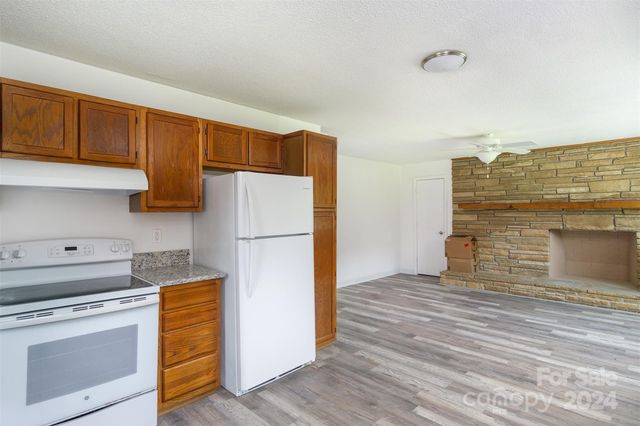 468 Deer Park Lake Road, Spruce Pine, NC 28777
