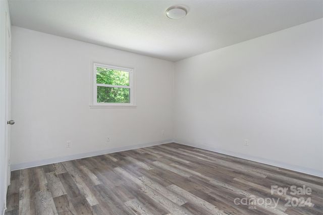 468 Deer Park Lake Road, Spruce Pine, NC 28777