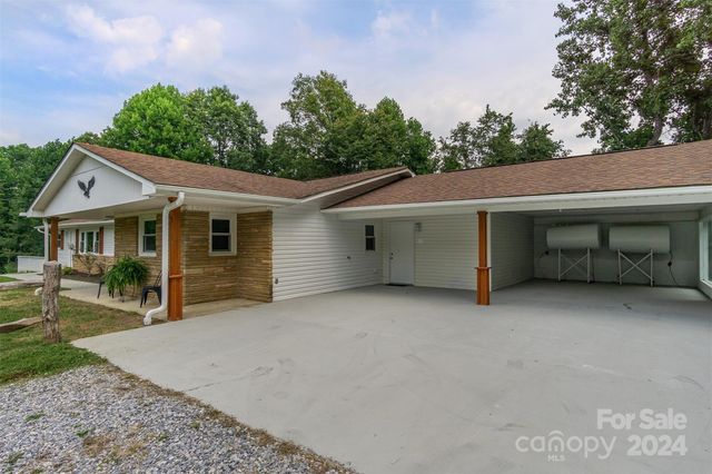 468 Deer Park Lake Road, Spruce Pine, NC 28777