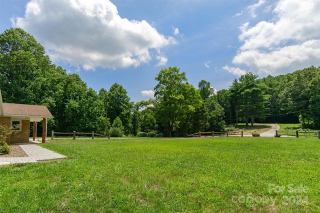 468 Deer Park Lake Road, Spruce Pine, NC 28777