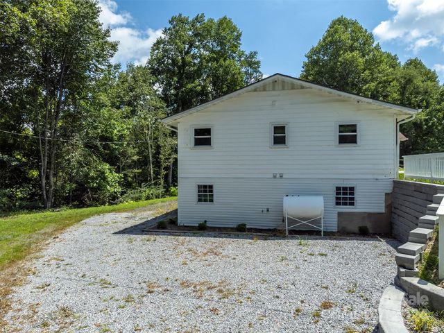 468 Deer Park Lake Road, Spruce Pine, NC 28777