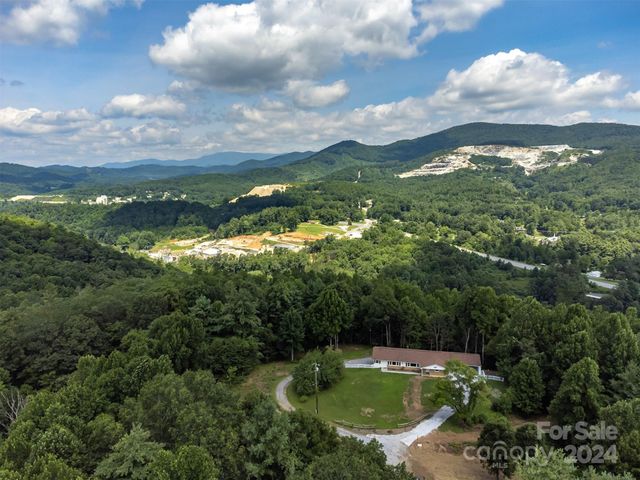 468 Deer Park Lake Road, Spruce Pine, NC 28777