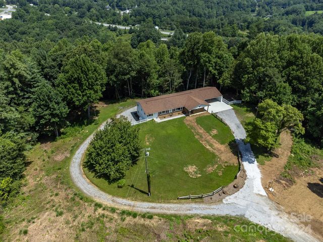 468 Deer Park Lake Road, Spruce Pine, NC 28777
