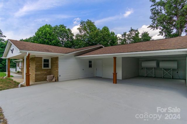 468 Deer Park Lake Road, Spruce Pine, NC 28777