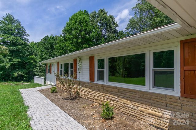 468 Deer Park Lake Road, Spruce Pine, NC 28777