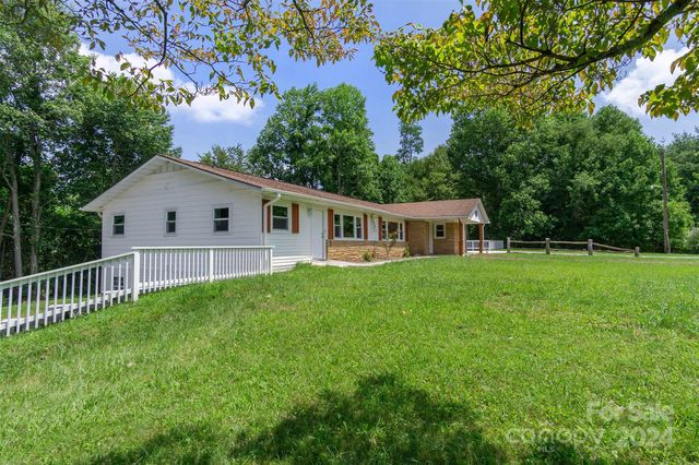 468 Deer Park Lake Road, Spruce Pine, NC 28777