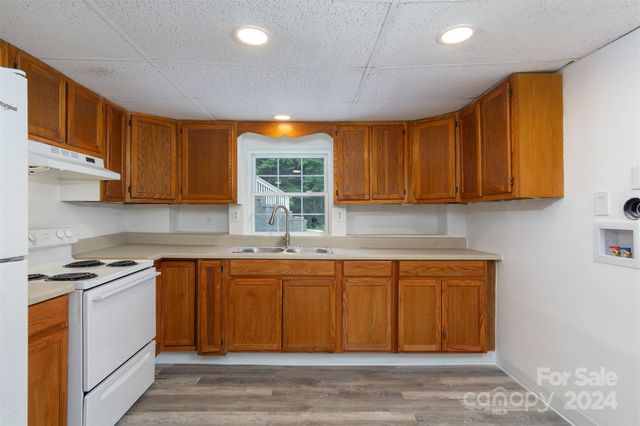 468 Deer Park Lake Road, Spruce Pine, NC 28777