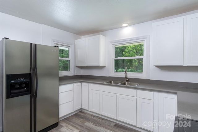468 Deer Park Lake Road, Spruce Pine, NC 28777