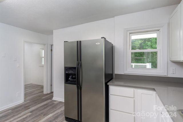 468 Deer Park Lake Road, Spruce Pine, NC 28777