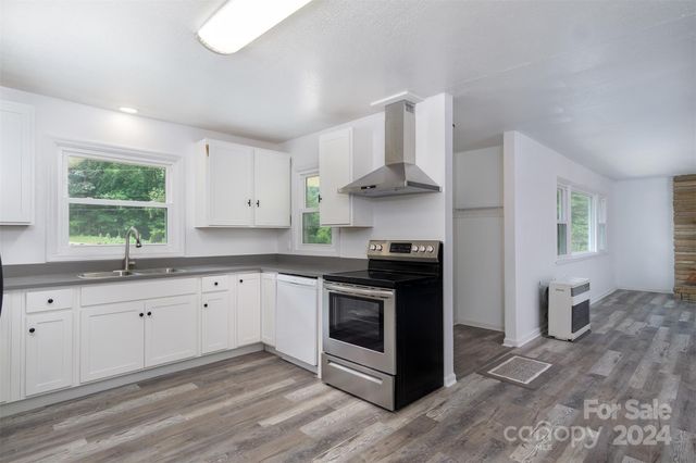 468 Deer Park Lake Road, Spruce Pine, NC 28777