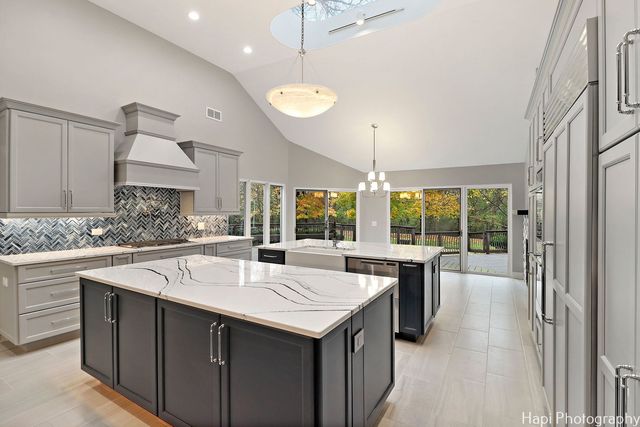 11 Lakewood Drive, Bannockburn, IL 60015