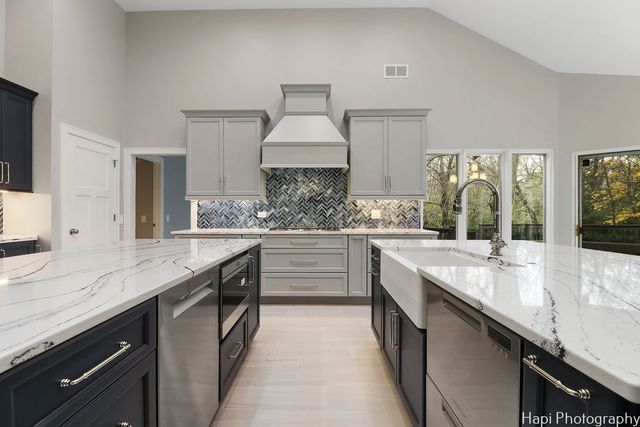 11 Lakewood Drive, Bannockburn, IL 60015