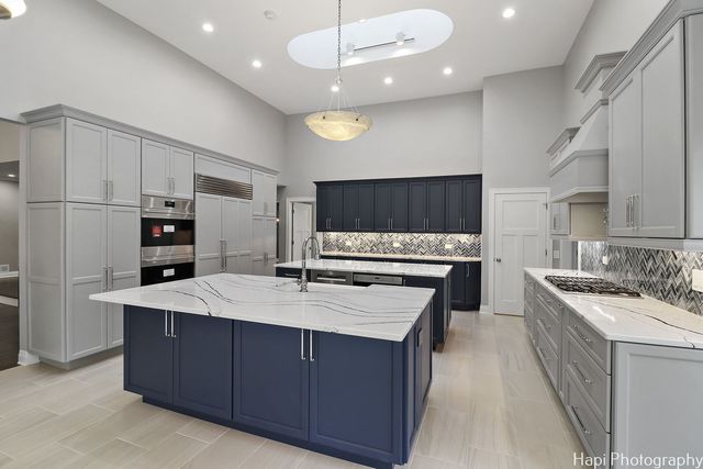 11 Lakewood Drive, Bannockburn, IL 60015