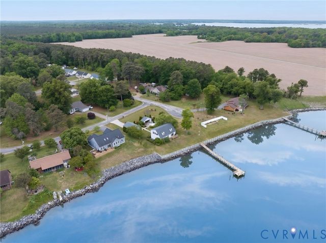 31 Waterway Dr, Montross, VA 22520