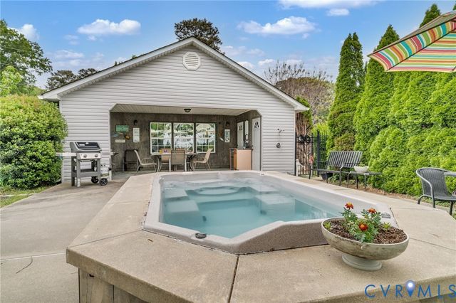 31 Waterway Dr, Montross, VA 22520