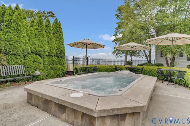 31 Waterway Dr, Montross, VA 22520